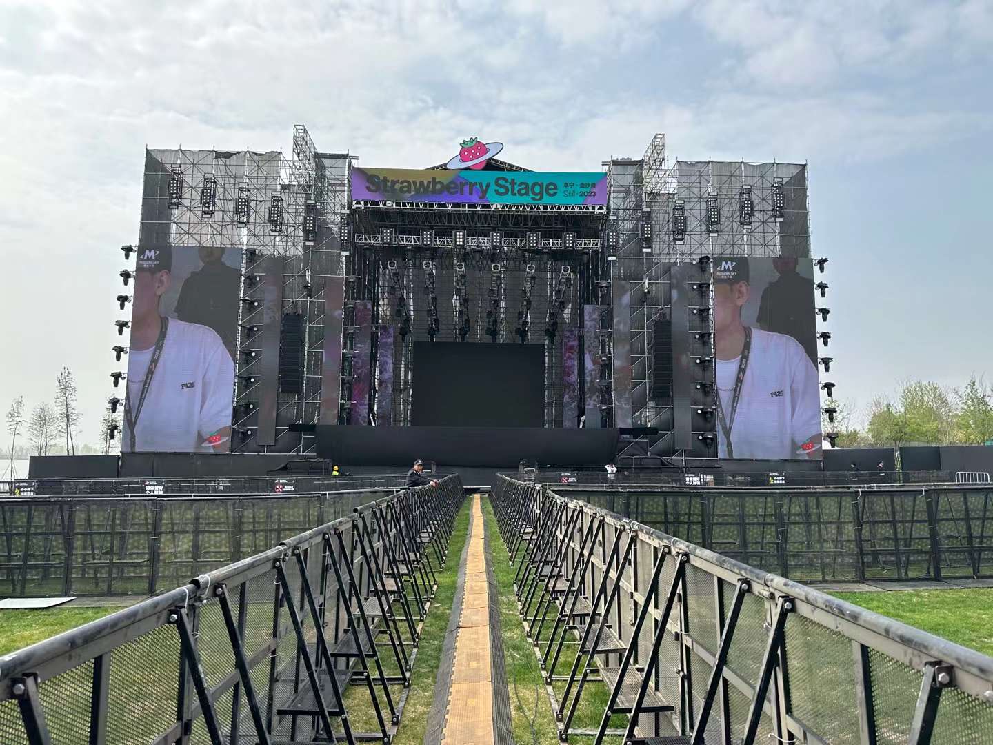 鑫禾舞美全新燈光租賃品牌燈具助力演唱會與音樂節