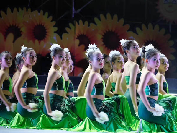 “向陽花開”文藝匯演舞臺雷亞架租賃案例