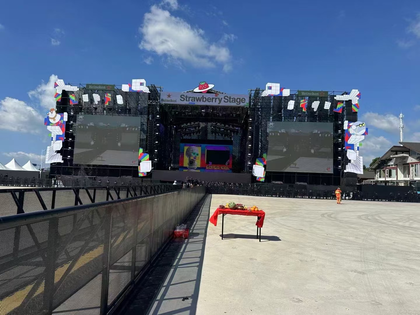 大連草莓音樂節舞臺燈光設備租賃成功案例1