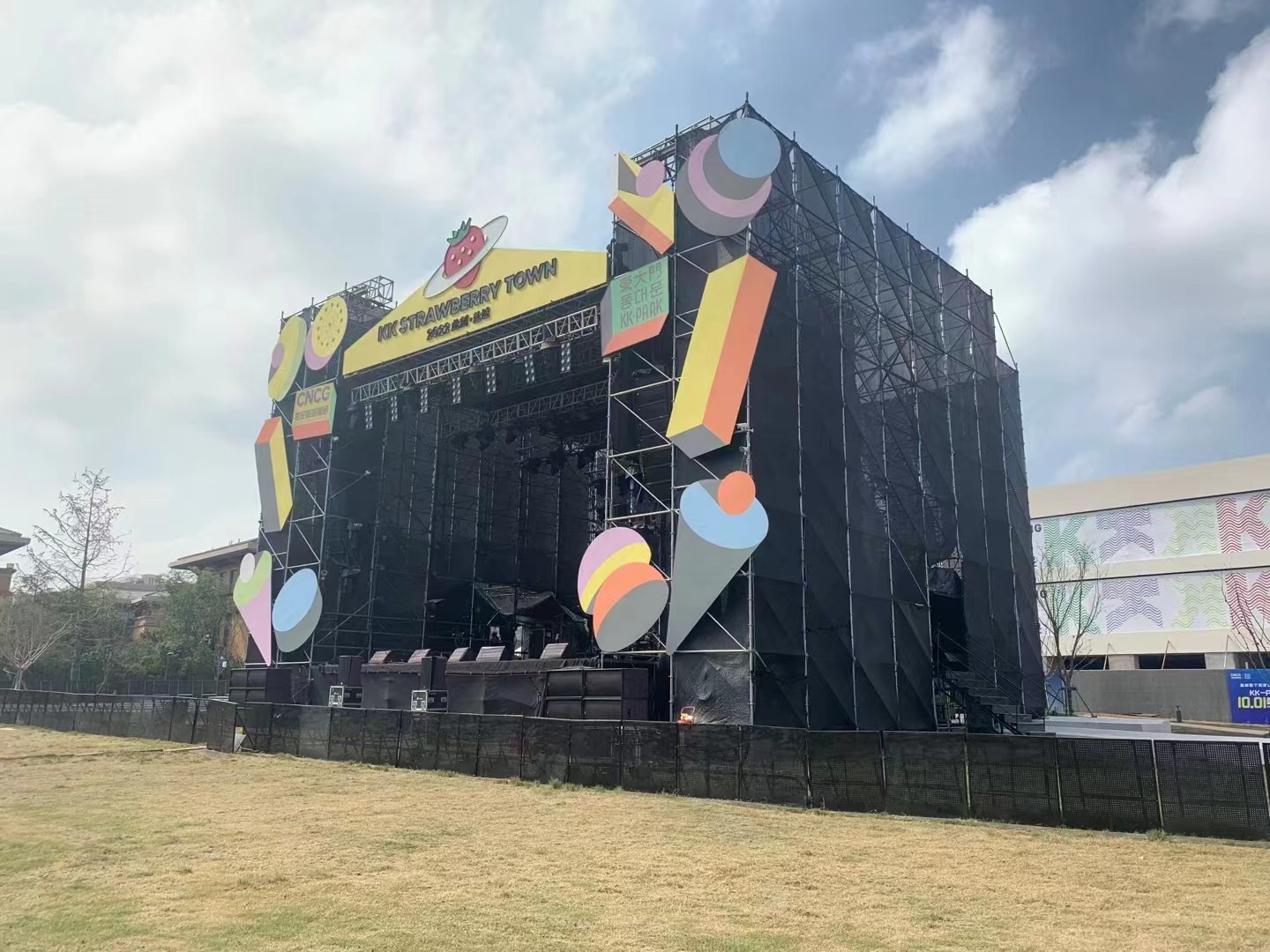 多元化的音樂節(jié)舞臺(tái)造型需要的是怎樣的搭建舞臺(tái)服務(wù)公司