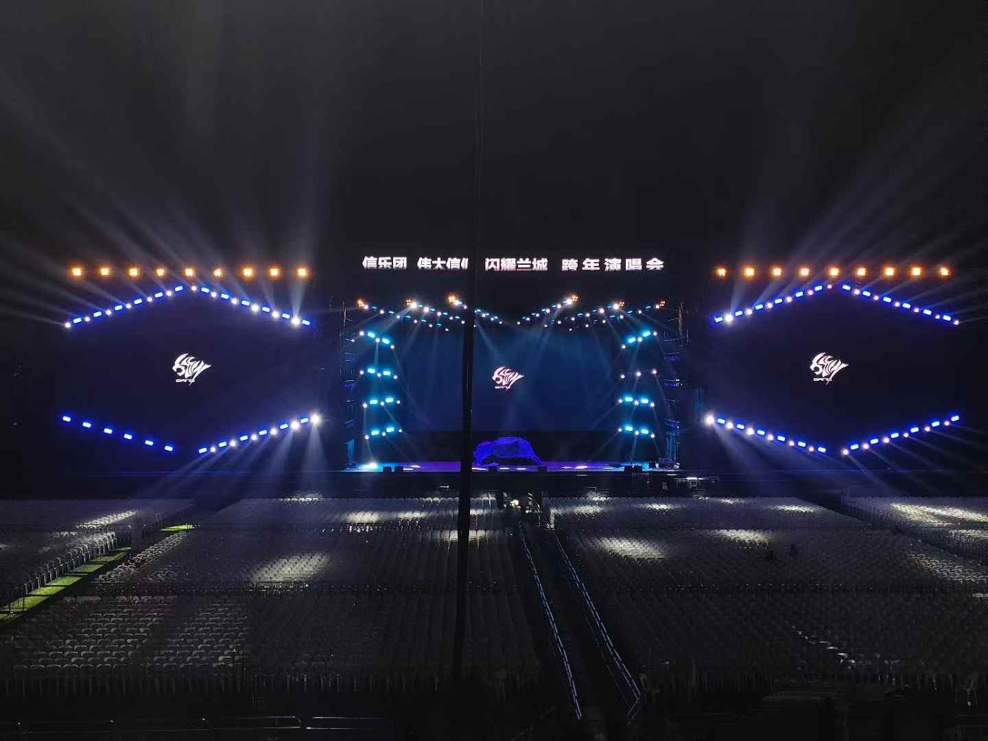 找專業(yè)舞臺燈光出租通過哪些方面找到？