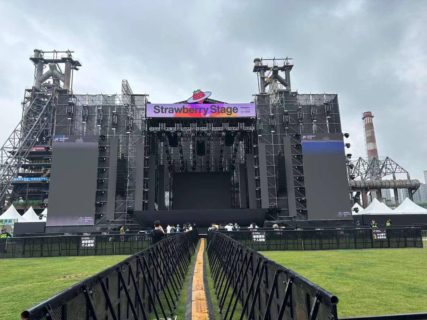 杭州草莓音樂節又來襲，鑫禾舞美燈光租賃設備助力圓滿收官1