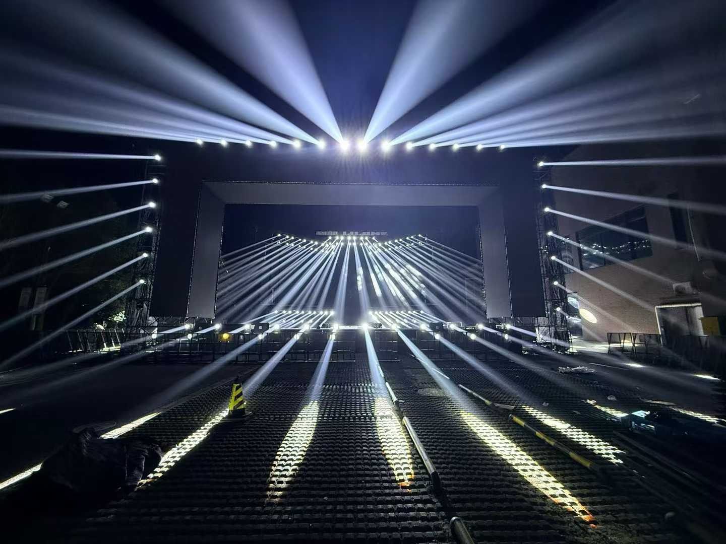 點亮舞臺靈魂：專業舞臺燈光租賃全方位指南