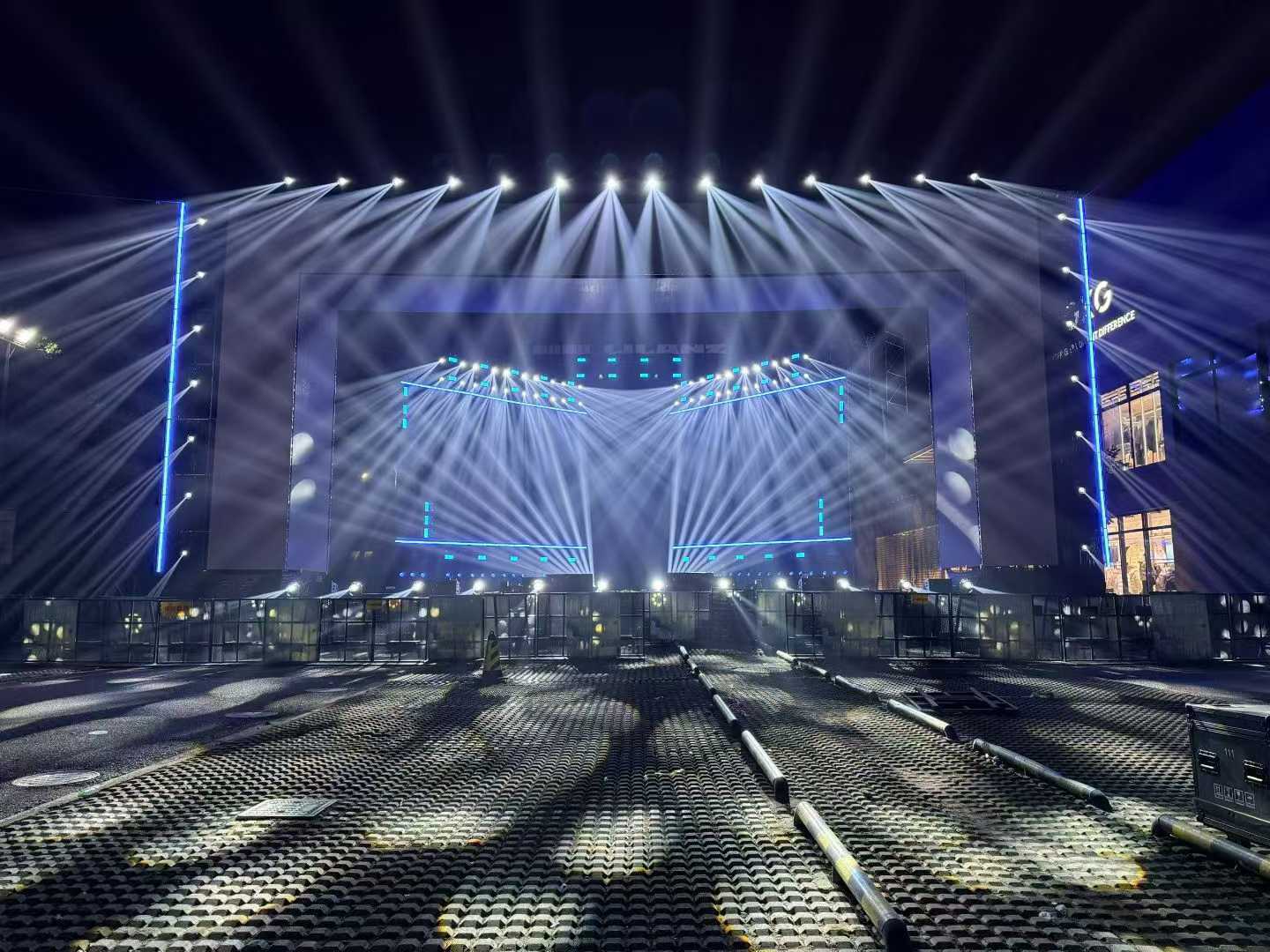 點亮舞臺靈魂：專業舞臺燈光租賃全方位指南