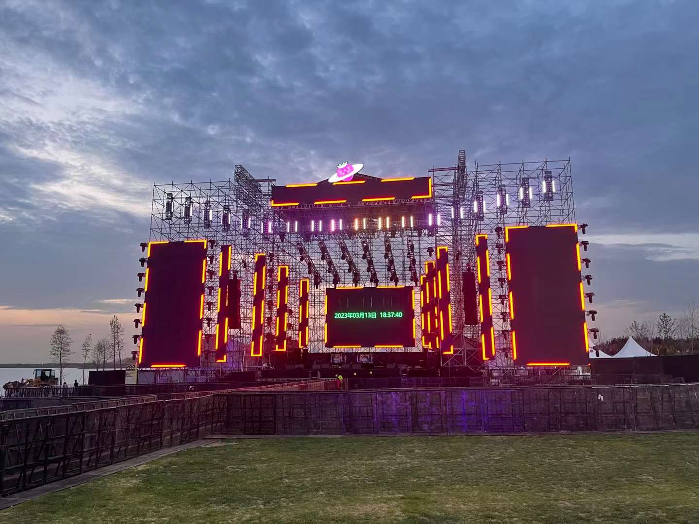 鑫禾舞美分享挑選怎樣的舞臺(tái)搭建公司，方能安全落到實(shí)處