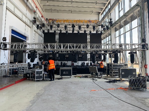 威馬智能草莓派對寧波舞臺燈光租賃案例