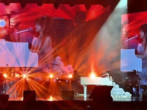 黃霄雲(yún)廣州演唱會(huì)燈光租賃設(shè)備鑫禾舞美助力圓滿成功案例