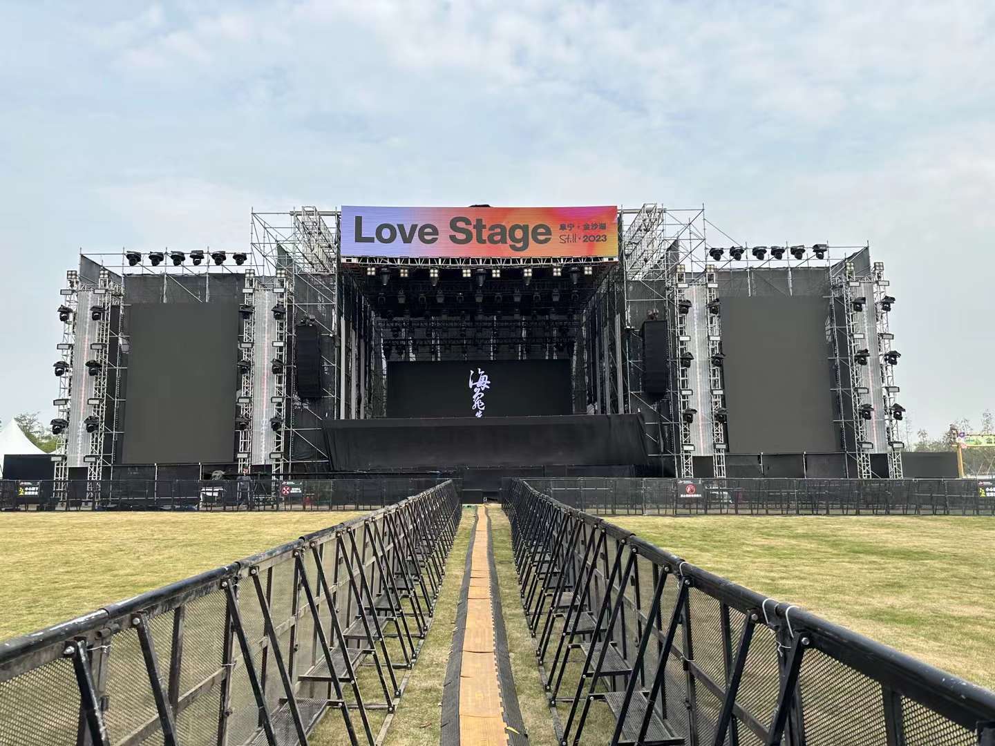 音樂節(jié)越是扎堆舉辦怎樣的舞臺租賃供應商是您所中意？