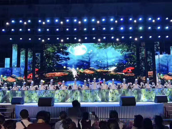 鑫禾舞美與孩子們一起過(guò)六一