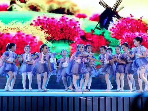 鑫禾舞美與孩子們一起過(guò)六一