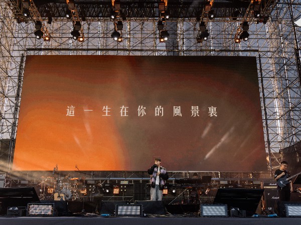 烏戈世界·杭州桐廬大奇山音樂節舞臺燈光租賃搭建服務案例1