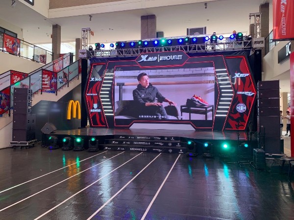 特步&杉井奧萊戰(zhàn)略合作發(fā)布會舞臺搭建