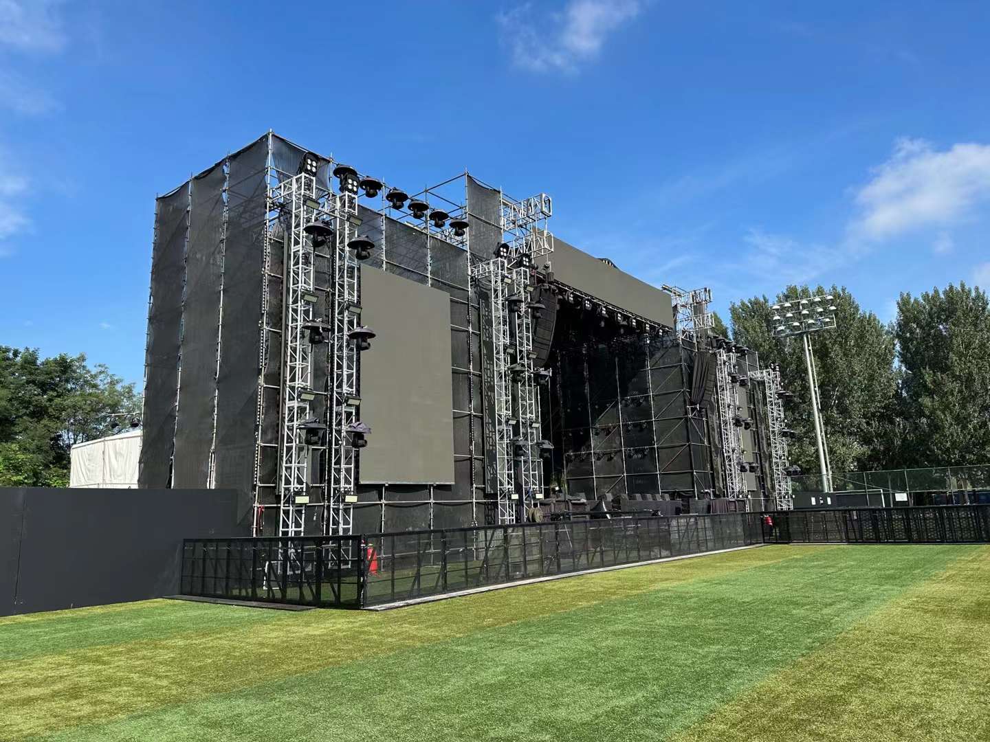 沈陽草莓音樂節(jié)鑫禾舞美助燃現(xiàn)場舞臺設(shè)備租賃成功案例2