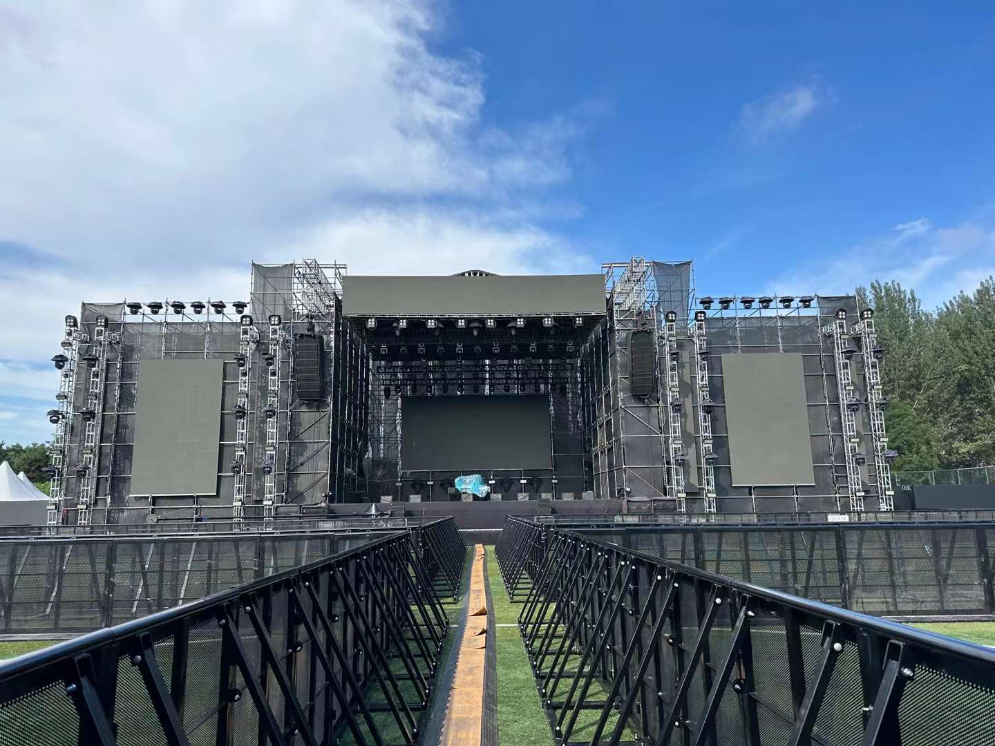 沈陽草莓音樂節(jié)鑫禾舞美助燃現(xiàn)場舞臺設(shè)備租賃成功案例1