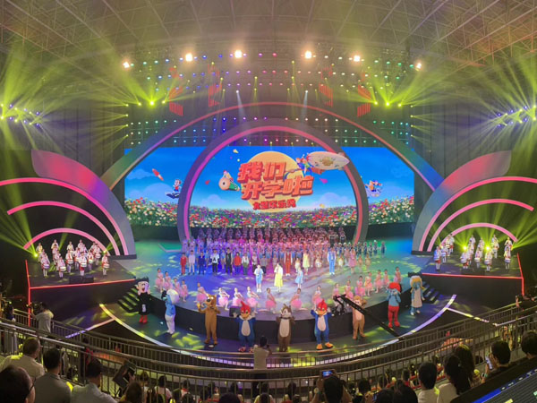 大型歡樂秀“我們開學啦”舞臺搭建案例