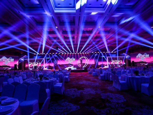 太平浪潮加盟商頒獎(jiǎng)晚會舞臺燈光租賃案例